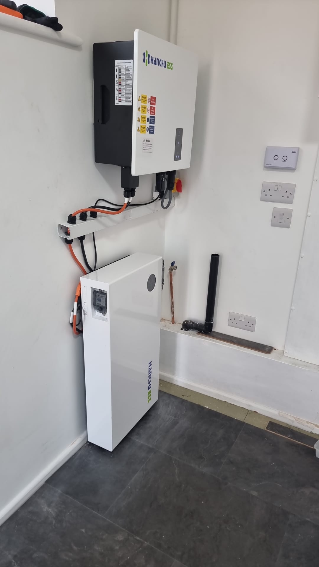 Hanchu ESS inverter and floor-standing home battery installation