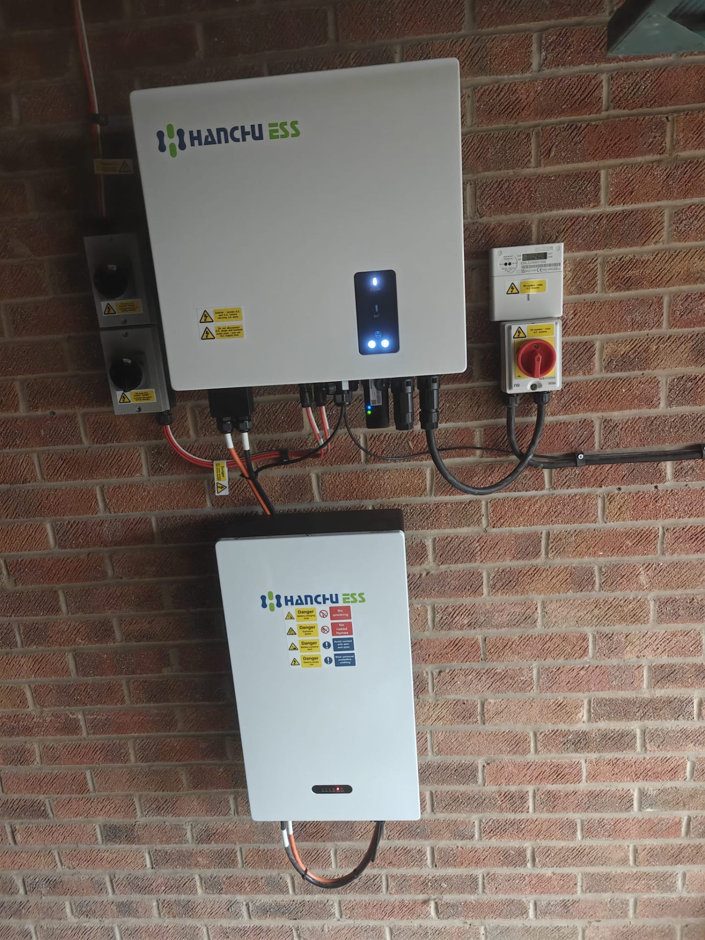 Hanchu ESS hybrid inverter with wall-mounted battery